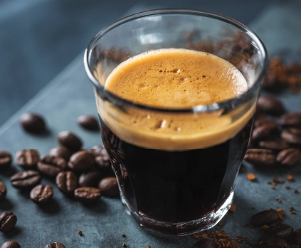 كوب قهوة اسبريسو مع حبوب بن في سوريا